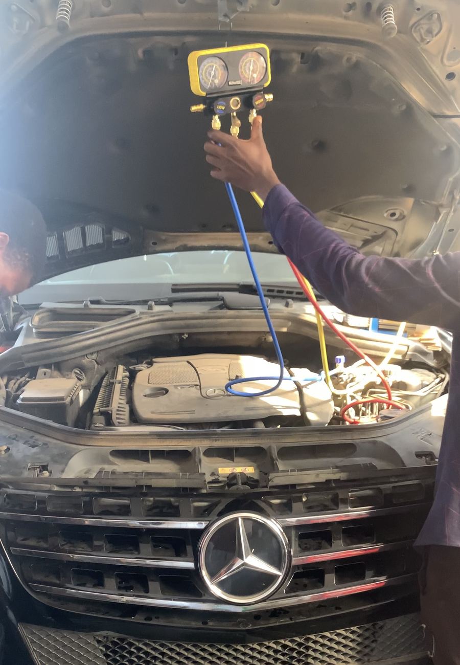 Mercedes-Benz — Pressure Gauge Check